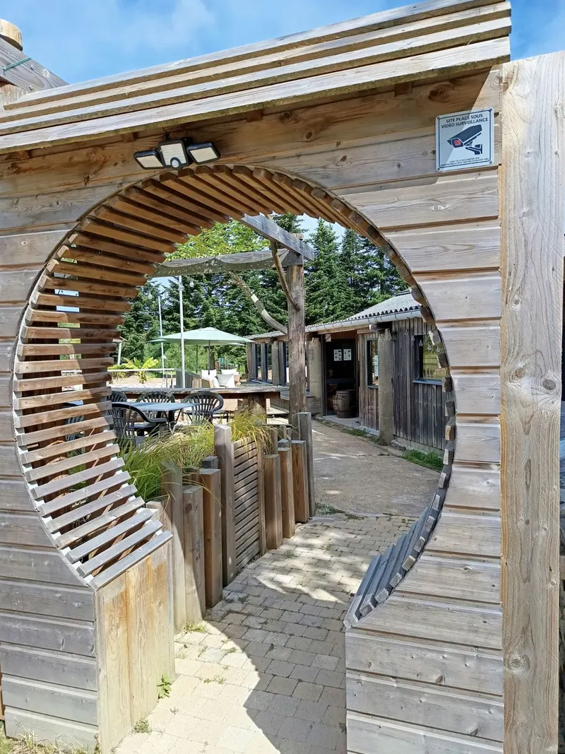 Arche en bois à l'entrée du domaine