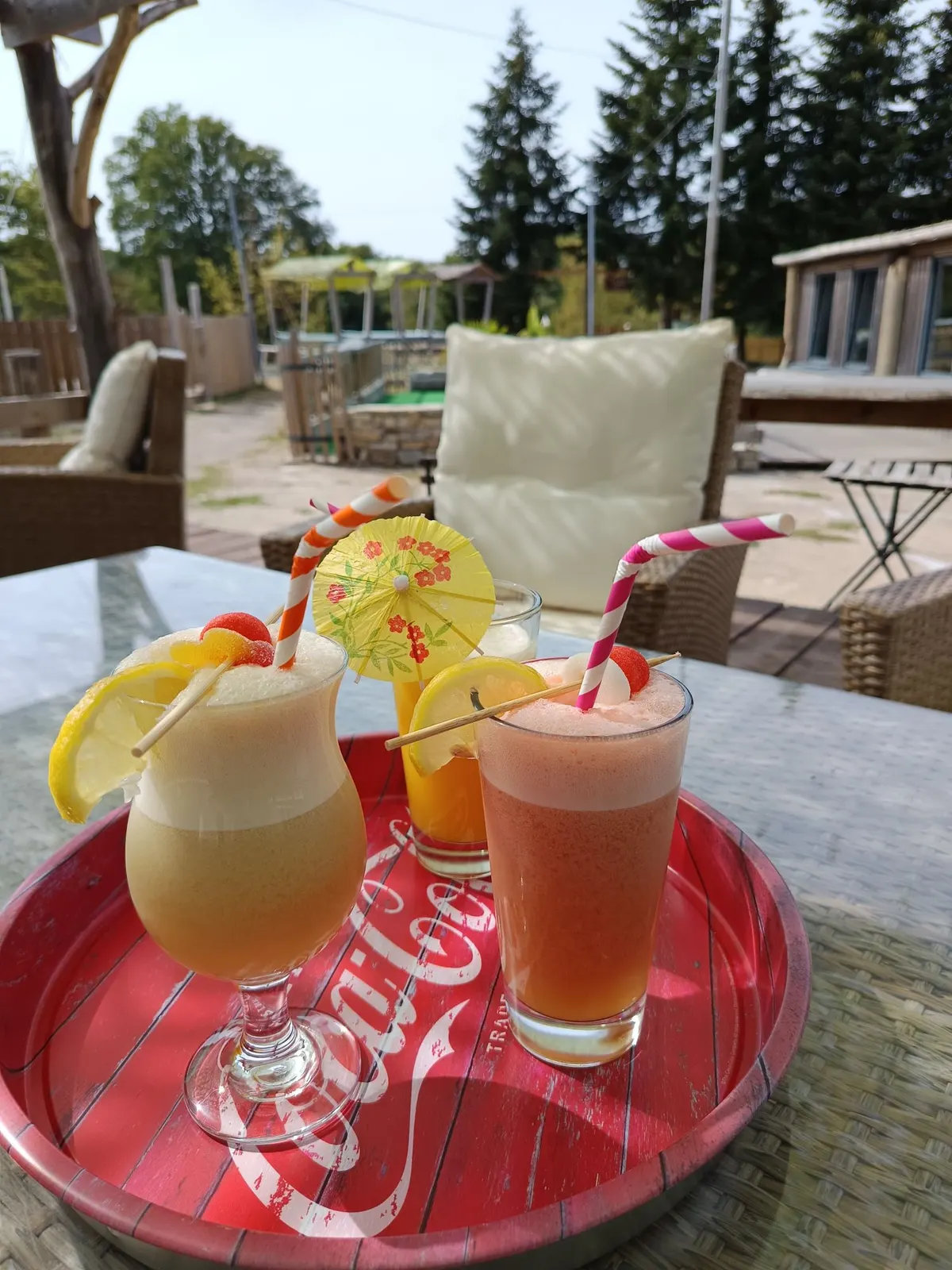 Trois cocktails servis sur la terrasse