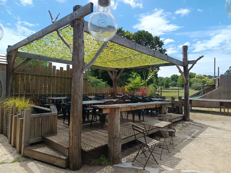 Grande pergola avec tables pour les groupes